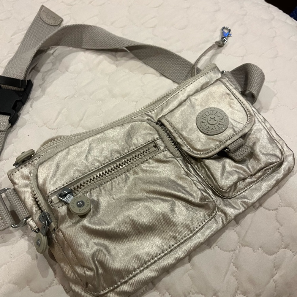 Kipling Fanny pack great condition color beisk
